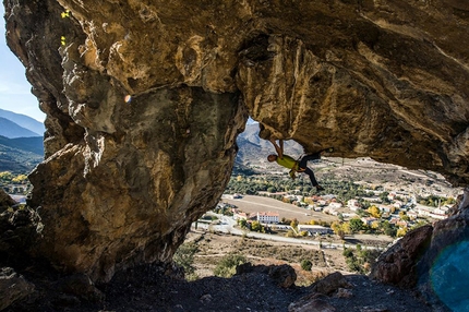 Rock climbing in Corsica in summer - Corsica climbing: Cédric Specia in the Francardo cave, a historic sector with difficult climbs