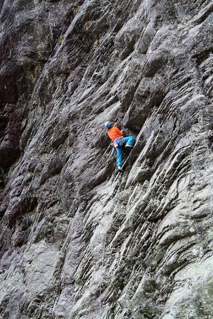 Corsica arrampicare - Arrampicare in Corsica in estate: Timo Leonetti, la rivelazione dell'isola, nel settore Sous l'oeil de Collina. Roccia atipica e un'arrampicata molto esigente