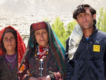 Afghanistan 2010 - Wakhan - Donne e uomini Wakhi a Kret, Gorg Alì la nostra guida e al centro sua madre