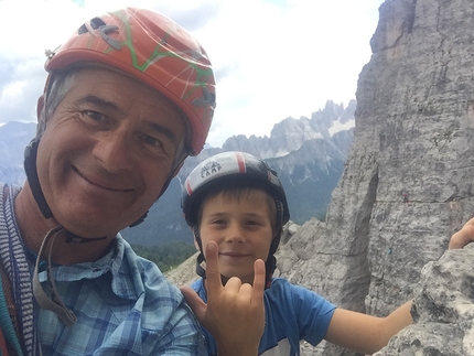Cinque Torri, Dolomiti - La guida alpina di Cortina Paolo Tassi con suo figlio in arrampicata alle Cinque Torri, Dolomiti