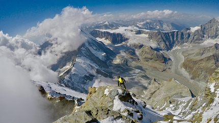 Matterhorn, François Cazzanelli, Andreas Steindl - François Cazzanelli descending the Lion ridge during the ascent of the four Matterhorn ridges on 12/09/2018 with Andreas Steindl