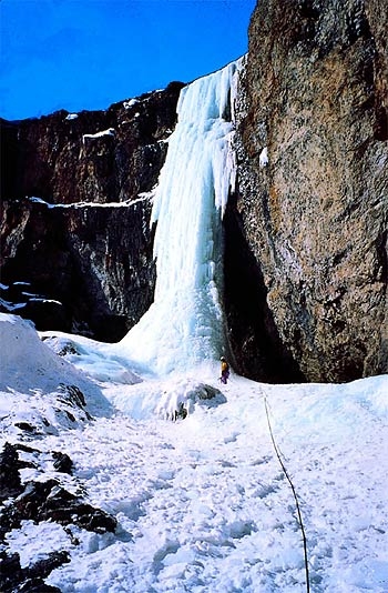 Val di Livigno cascate di ghiaccio - Val di Livigno: Mario Sertori alla base della seconda lunghezza di Ci Cozz 