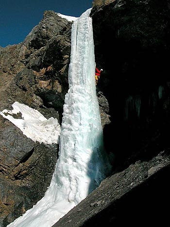 Val di Livigno cascate di ghiaccio - Val di Livigno: la bella colonna di Danza del Ventre. Climber: Mario Sertori