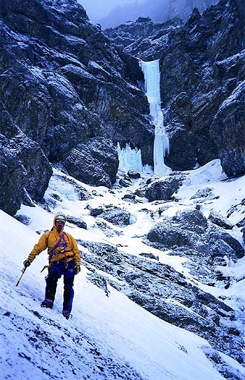 Val di Livigno cascate di ghiaccio - Val di Livigno: Mario Sertori sotto l'ultimo tiro di Luna Rossa