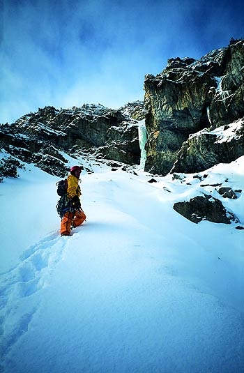 Val di Livigno cascate di ghiaccio - Val di Livigno:  M. Beltramini apre la traccia verso la candela di Ombelico del Mondo