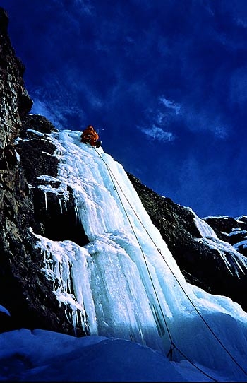 Val di Livigno cascate di ghiaccio - Val di Livigno: M. Galli sull'ultimo salto di Red Bull