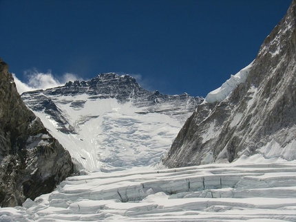 Lhotse first ski descent carried out by Hilaree Nelson and Jim Morrison