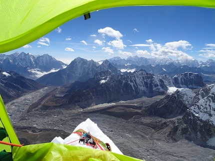 Pumori, Romica Popa, Zsolt Torok, Teofil Vlad - Pumori SE Face: view out across onto the Himalayan mountains