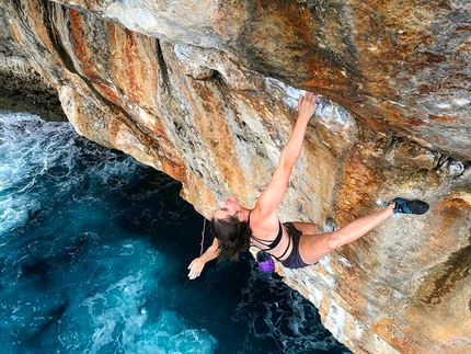 Julija Kruder - Julija Kruder climbing Weatherman, an 8a+ deep water solo at Mallorca