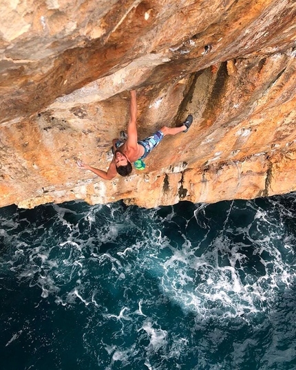 Jernej Kruder - Jernej Kruder climbing Salty beverage, an 8b/+ deep water solo at Cala Sa Nau. Mallorca