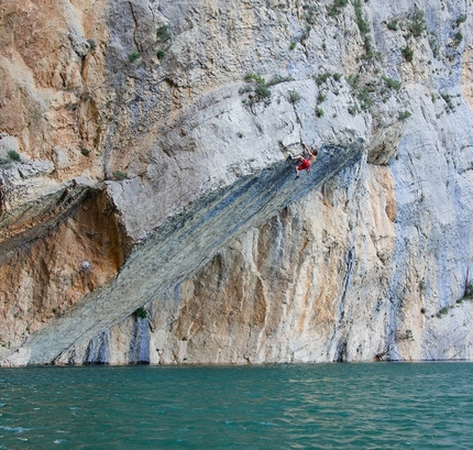 Chris Sharma Psicobloc - Chris Sharma deep water solo climbing at Mont-Rebei in Spain