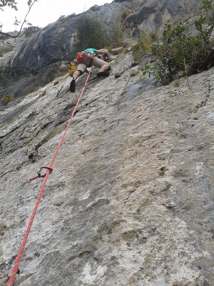Sardegna arrampicata - Sardegna arrampicata: Gianluca Piras in apertura