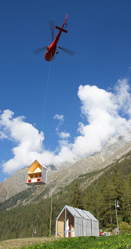 Bivacco Luca Pasqualetti, Morion, Valle d’Aosta - L'elicottero inizia a trasportare il Bivacco Luca Pasqualetti sul Morion in Valpelline, Valle d’Aosta