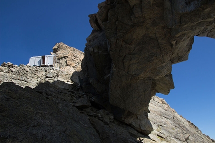 Bivacco Luca Pasqualetti, Morion, Valle d’Aosta - Il Bivacco Luca Pasqualetti sul Morion in Valpelline, Valle d’Aosta, tra la Punta Gaia e la Becca Crevaye, visto dal caratteristico buco nella roccia. 