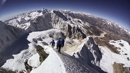 Himjung in Nepal / Vitus Auer, Sebastian Fuchs, Stefan Larcher climb new route up 7000er