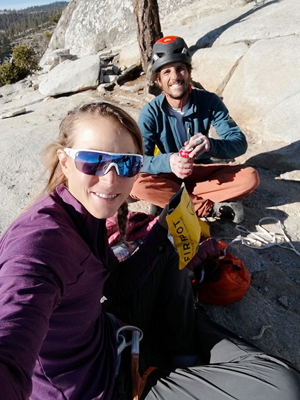Federica Mingolla, Yosemite, Andrea Migliano - Federica Mingolla e Andrea Migliano in cima a El Capitan, Yosemite, e pranzetto offerto da Firepoot prima di ridiscendere a valle 