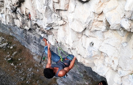 Thomas Comin ripete Movimenti Tellurici, storico test d’arrampicata bellunese ad Igne
