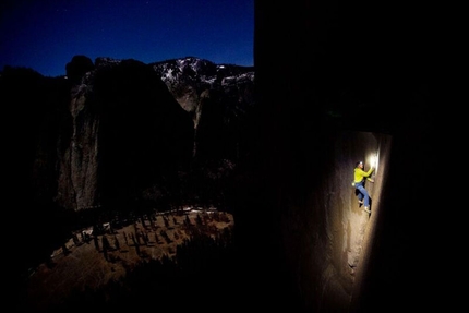 Dawn Wall, El Capitan, Yosemite, Tommy Caldwell, Kevin Jorgeson - Tommy Caldwell arrampica di notte nel tentativo di liberare The Dawn Wall, El Capitan, Yosemite
