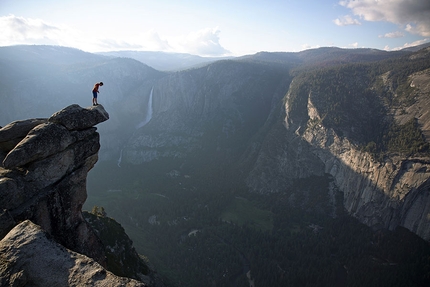 Alex Honnold El Capitan, Freerider - Alex Honnold standing high above Yosemite Valley, USA where on 3 June 2017 he carried out the monumental free solo of Freerider up El Capitan