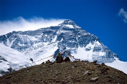Ropes fixed to Everest summit for Chinese height measurement expedition