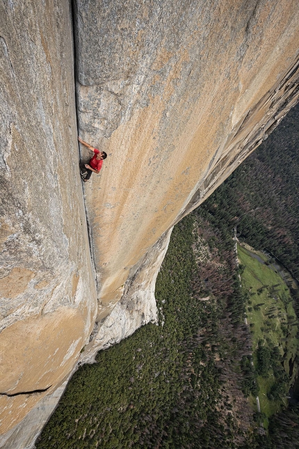 Alex Honnold sale in arrampicata free solo Freerider su El Capitan, Yosemite