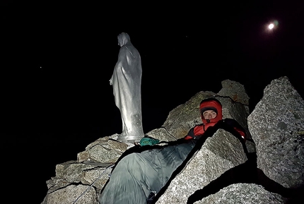 Filip Babicz - Filip Babicz durante un bivacco solitario in cima a l'Aiguille Noire de Peuterey