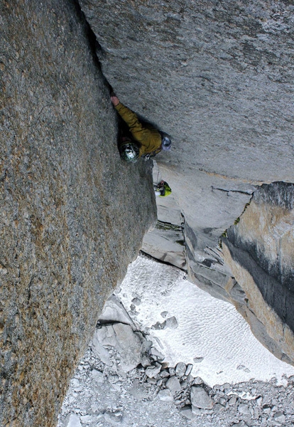 Pakistan Nangmah Valley - Leopoldo Faria climbing an off-width