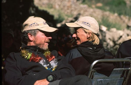 Everest - Romano Benet and Nives Meroi: relaxing after K2