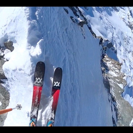 Paul Bonhomme con gli sci sulla est del Dent Blanche in Svizzera