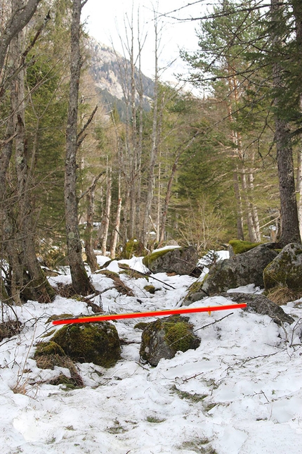 Val di Mello - Val di Mello: the path on the left bank and some of the obstacles that would need to be removed in order to widen the path to the planned 1.20m
