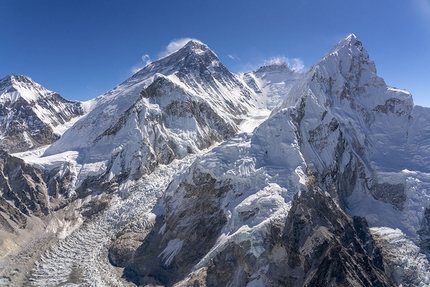 Everest e tutte le montagne dell'Himalaya chiuse da Nepal e Cina