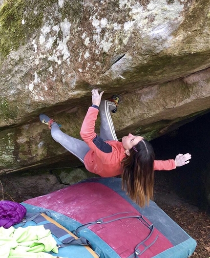 Caroline Sinno - Caroline Sinno climbing her first 8B boulder problem, L'insoutenable Légèreté de l'Autre at Fontainebleau