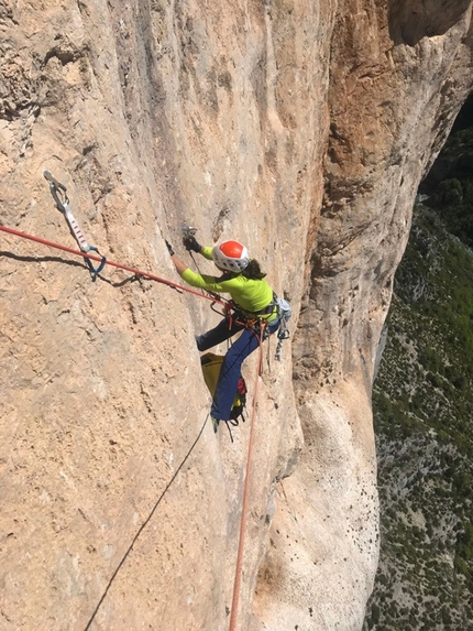 Gole di Verdon, Francia, Nina Caprez - Nina Caprez sostituisce degli spit su Mingus, la storica via d'arrampicata nelle Gole di Verdon, Francia