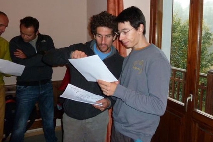 Meeting Internazionale di arrampicata Trad valle dell'Orco - Mauro Calibani e Michele Caminati studiano i massi.