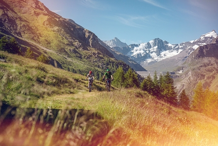 Svizzera a piedi - Svizzera a piedi sul sentiero dei Passi Alpini: estate in montagna, una famiglia in mountain bike a Saas Fee