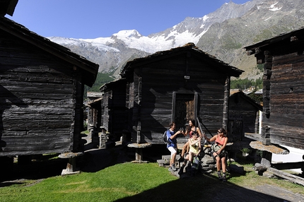 Svizzera a piedi - Svizzera a piedi sul sentiero dei Passi Alpini: piccolo rinfresco durante la visita dei piccoli borghi a Saas Fee, sotto la montagna Allalin (4027m)