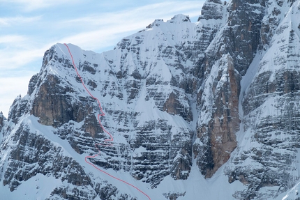 Cima De Falkner del Sorapiss in Dolomiti con gli sci