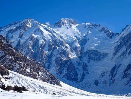 Cala Cimenti - Nanga Parbat 8126 metri, Karakorum, Pakistan. Cala Cimenti ha salito la montagna insieme ai russi Vitaly Lazo e Anton Pugovkin. Cimenti e Lazo sono riusciti a scendere con gli sci da poco sotto la cima.