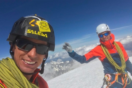 Cresta Integrale di Peutérey, Monte Bianco - François Cazzanelli e Andreas Steindl in cima al Monte Bianco dopo aver percorso la Cresta Integrale di Peutérey in 12 ore e 12 minuti.