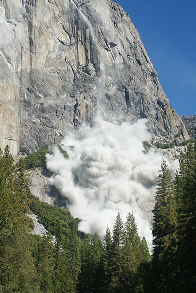 Yosemite El Capitan - The cloud of dust caused by the rockfall on El Capitan in Yosemite, USA on 12/10/2010