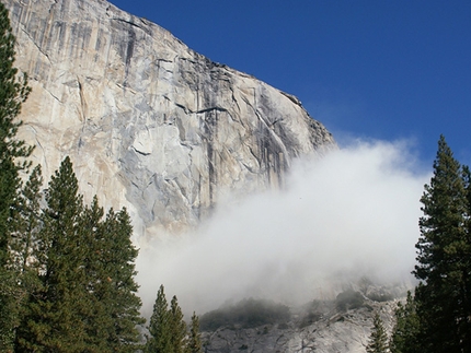 El Capitan Yosemite - The cloud of dust caused by the rockfall on El Capitan in Yosemite, USA on 12/10/2010