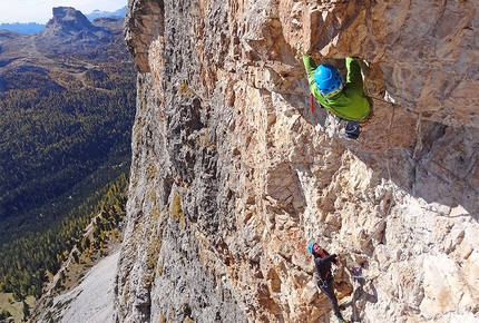 Tofana di Rozes Dolomiti - In arrampicata sulla Via Costantini - Apollonio sul Pilastro della Tofana di Rozes, Dolomiti