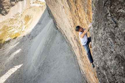 Dani Arnold makes swift free solo climb up Cima Grande di Lavaredo, Dolomites