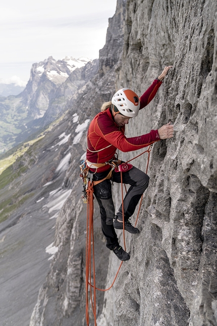 Eiger, Robert Jasper - Robert Jasper apre in solitaria e autosicura Meltdown sulla parete nord dell'Eiger. La nuova via è degna di nota non tanto per le difficoltà (che comunque arrivano fino a 7a+), ma perché l’alpinista tedesco ha aperto e successivamente liberato gli undici tiri completamente da solo.