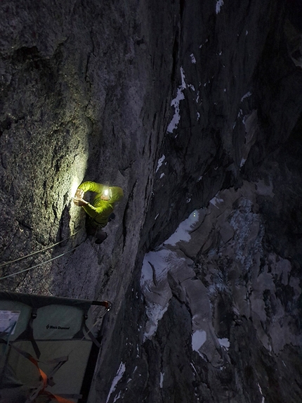 Pizzo Badile - Pizzo Badile: Marcel Schenk climbing at night on Free Nardella, pitch 10