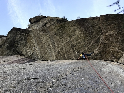 Valle Orco arrampicata - Valle dell'Orco: durante l'apertura di Mikakadi, il grande tetto di L5 (Umberto Bado, Daniele Gallarato)