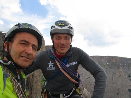 Sciliar Dolomiti - Maurizio Giordani e Ivo Rabanser in vetta alla Punta Euringer dello Sciliar durante l'apertura di Bocca del leone, 18/06/2013