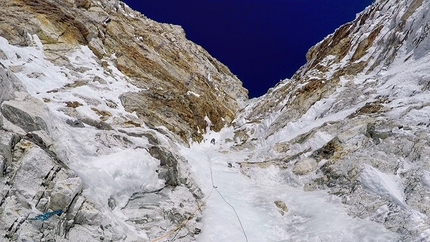 Tengi Ragi Tau, Silvan Schüpbach, Symon Welfringer - Symon Welfringer durante l'apertura in stile alpino di Trinité (1400m, M6, AI 5) insieme a Silvan Schüpbach sulla parete ovest di Ragi Tau in Nepal (26-29/10/2019)