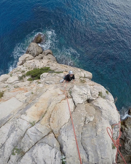 Pedra Longa Sardegna:  - Pedra Longa Sardegna: salendo Il richiamo del mare aperta da Stefano Perrone e Devis Bono