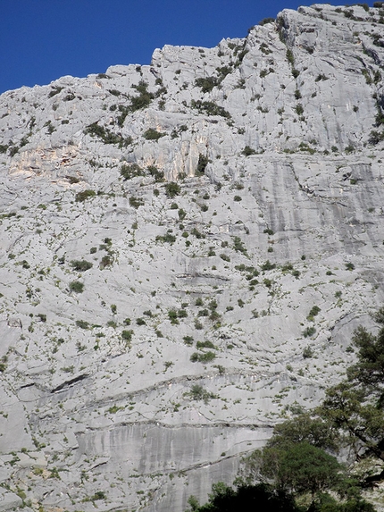Sardegna arrampicata - La parete ovest di Punta Cucuttos, Gole di Gorropu, Sardegna dove sale la via Cartolina da Bainè